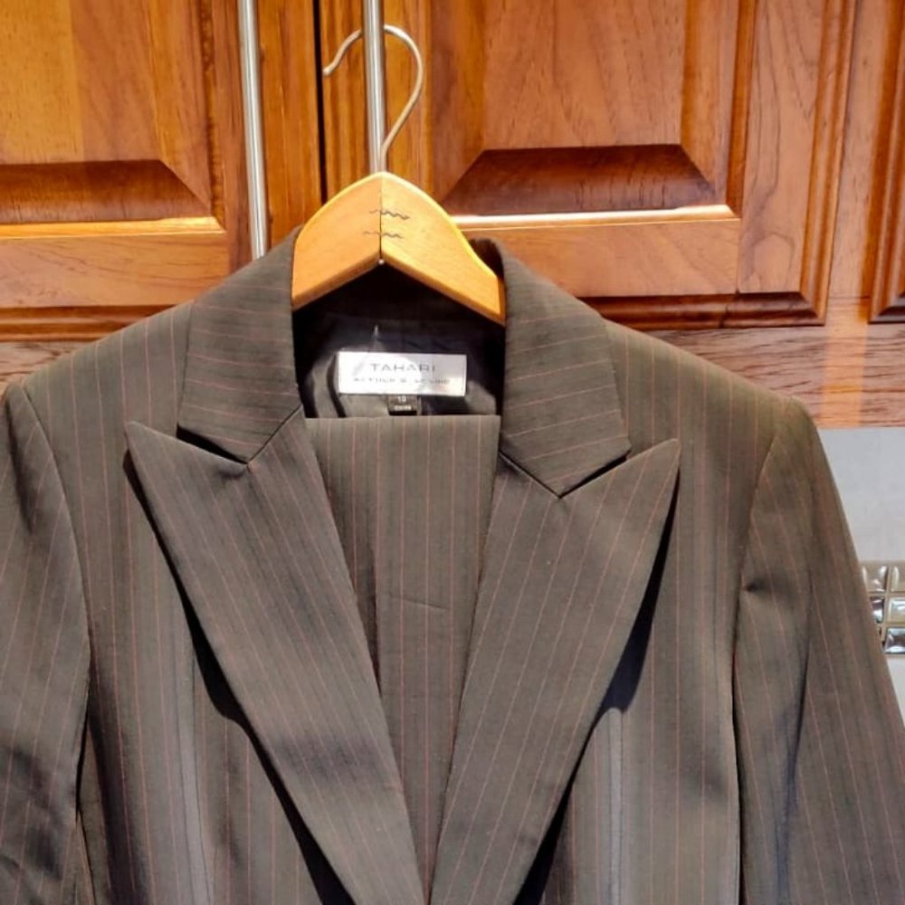 TAHARI Woman's Business Suit with Burgundy Vertical Stripes US Size 10